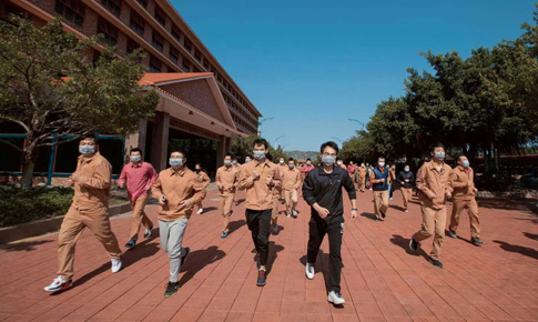 組織“跑在陽光下，跑進健康里”體育活動